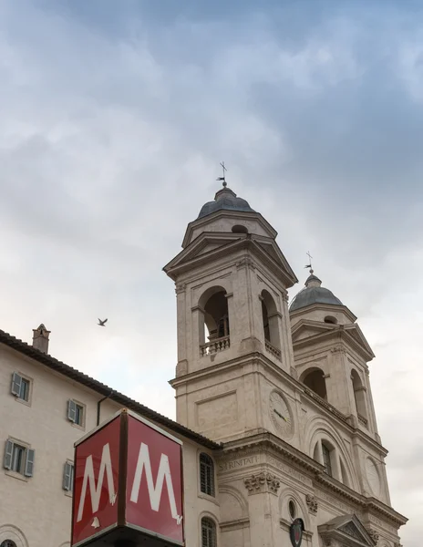 Metro sign in Rome. Trinita dei Monti Church in background — Stock Photo, Image