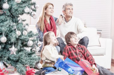 Chrismas tree yakınındaki aile