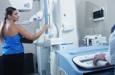 Doktor yardımcı genç hasta