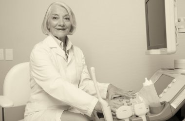 Doktor ultrason tarayıcı makine kullanarak