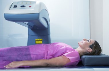 Kadın geçiren MRI tarama