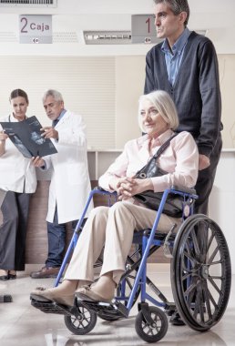 Tekerlekli sandalye ile onun bakıcı kadına.