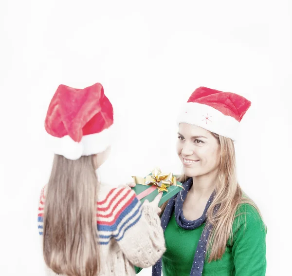 Chica dando regalo a su madre —  Fotos de Stock