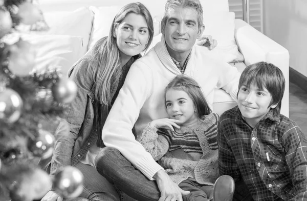 Familia disfrutando de Navidad — Foto de Stock