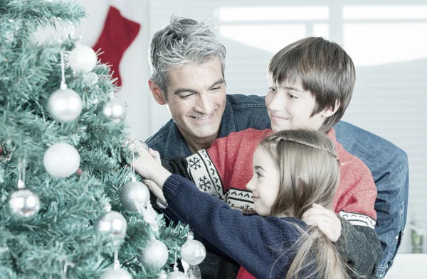 Familie versieren kerstboom — Stockfoto