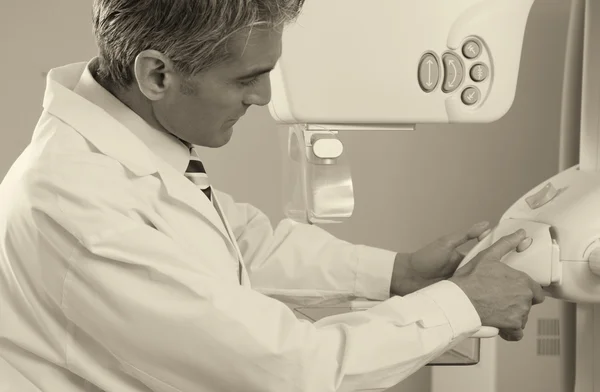 Доктор с маммографической машиной — стоковое фото