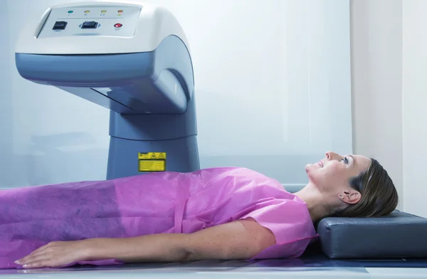 Mulher submetida a ressonância magnética — Fotografia de Stock