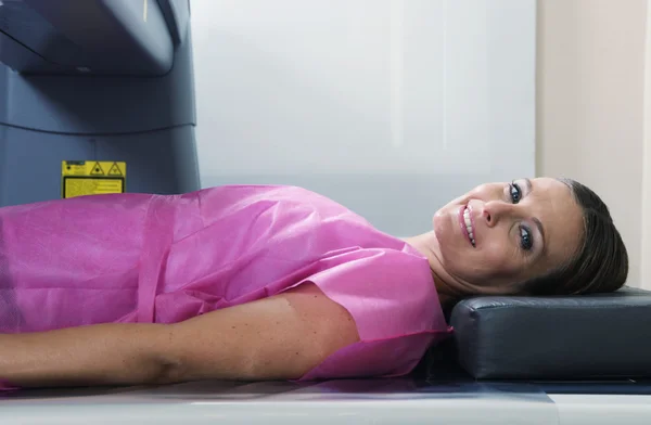 Woman  undergoing a bone densitomer scan — Stock Photo, Image