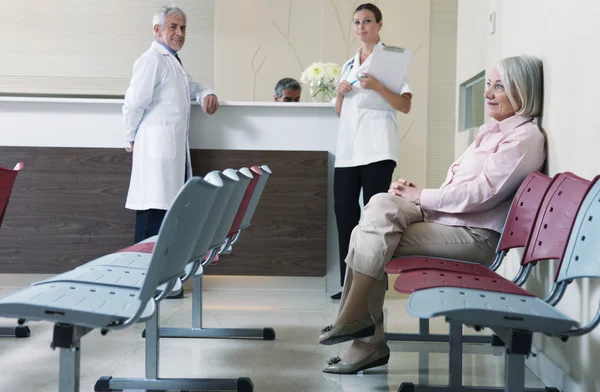 Paciente na sala de espera do hospital — Fotografia de Stock