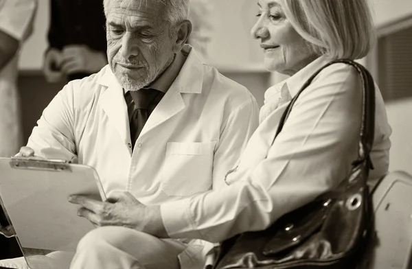 Doctor talking to patient — Stock Photo, Image