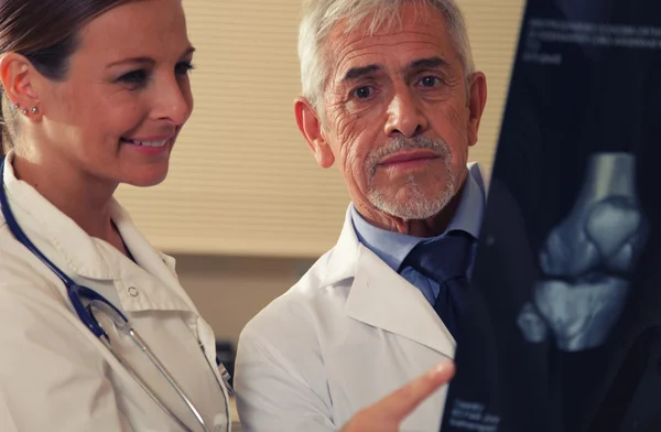 Доктор анализирует рентгеновское сканирование — стоковое фото