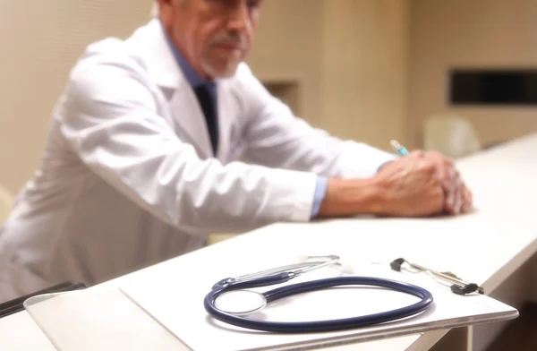 Estetoscópio na mesa do médico — Fotografia de Stock