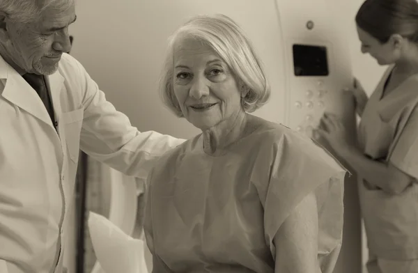 Ärzte untersuchen Frau in 70er Jahren — Stockfoto