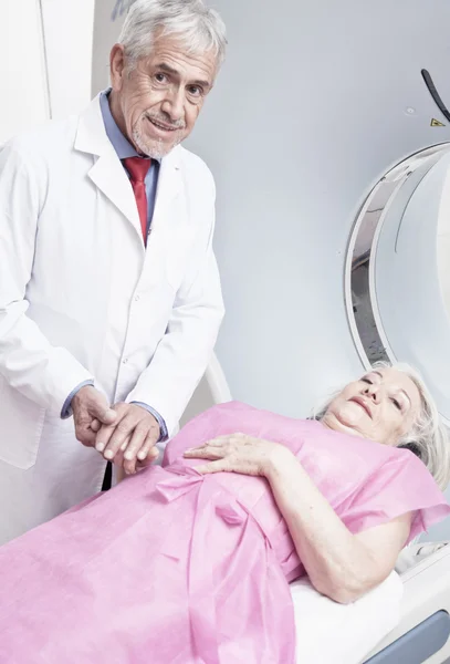 Läkare lugnande kvinnlig patient — Stockfoto