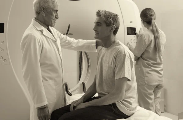 Doctor explaining CT scanner exam — Stock Photo, Image