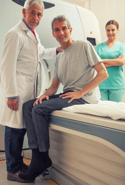 Patient with doctors explaining test — Stock Photo, Image