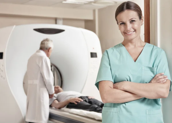 Médicos con paciente hombre —  Fotos de Stock