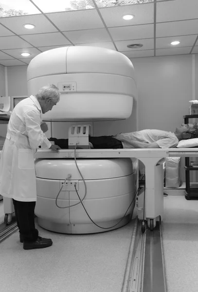 Врач с пациентом на МРТ сканере — стоковое фото