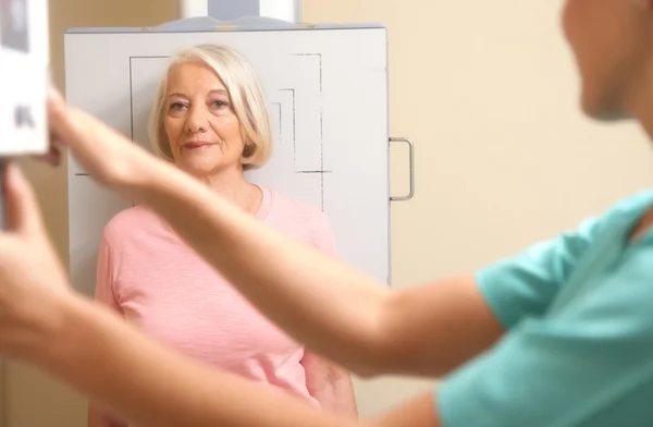 Female patient and  X-Ray machine — Stock Photo, Image