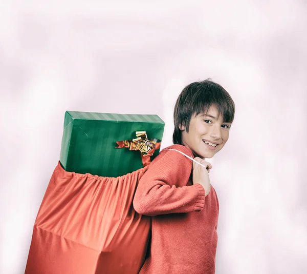 Criança feliz com presentes de Natal — Fotografia de Stock