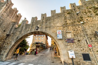 turistler şehrin sokaklarında yürümek