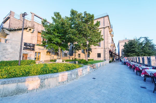 Tourists walk along city streets — Stock Photo, Image