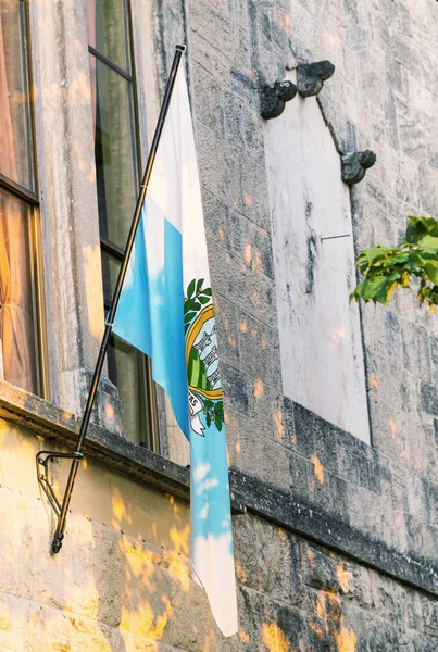 Flag of San Marino out of a medieval building — Stock Photo, Image