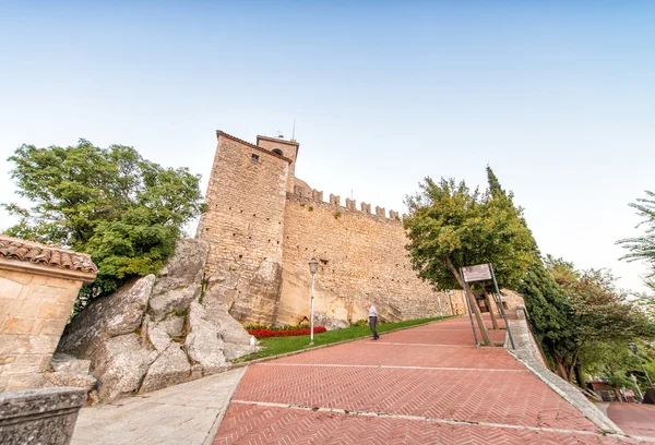 Slottet san marino på sommaren skymning — Stockfoto