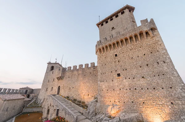 Slottet san marino på sommaren skymning — Stockfoto