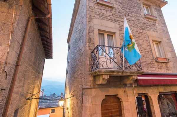 Bandeira de San Marino fora de um edifício medieval — Fotografia de Stock