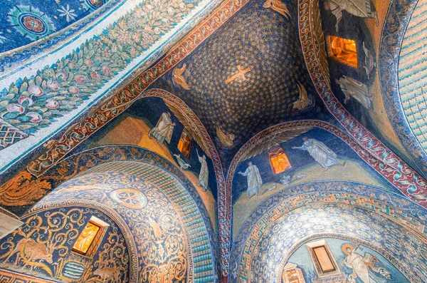 Soffitto Mosaico del mausoleo Galla Placidia a Ravenna — Foto Stock