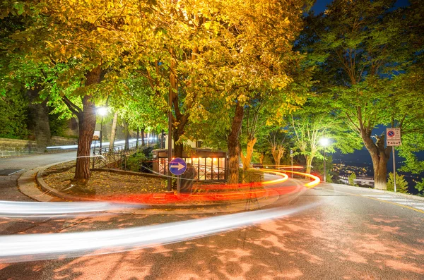 Lichtschilder nachts auf einer abschüssigen Straße — Stockfoto