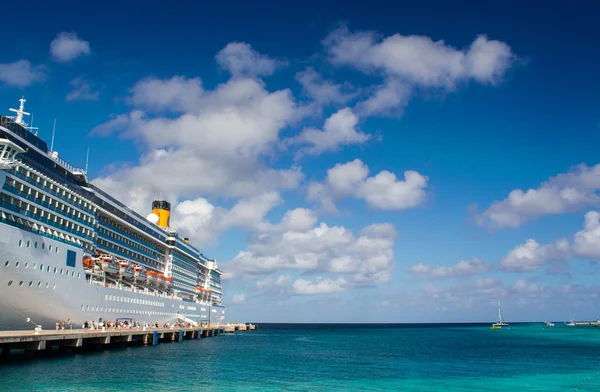 Cielo blu sopra la nave da crociera — Foto Stock