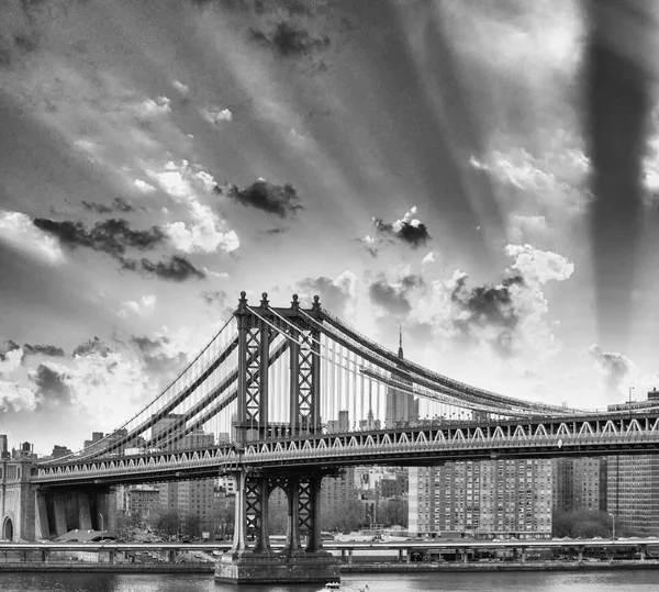 Manhattan Bridge und Skyine der Stadt — Stockfoto