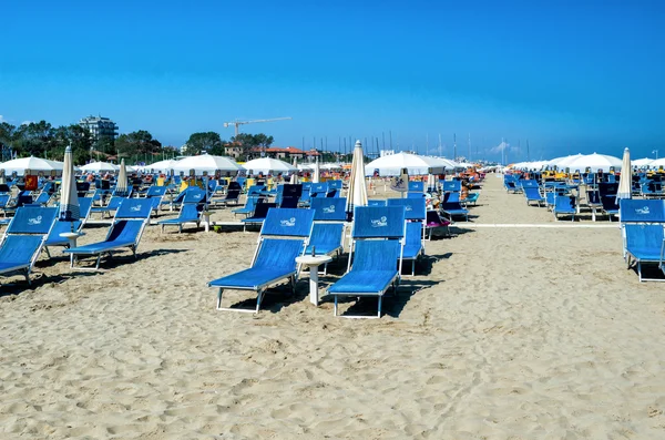 Chaises colorées sur la plage — Photo
