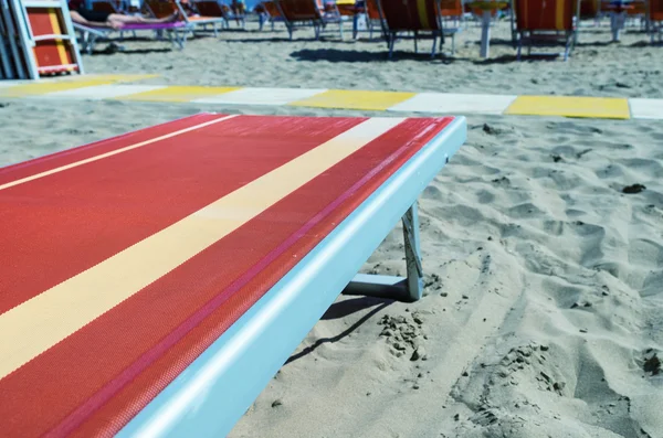 Strandkorb an einem sonnigen Strand — Stockfoto