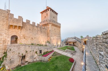 san marino yaz alacakaranlıkta Castle