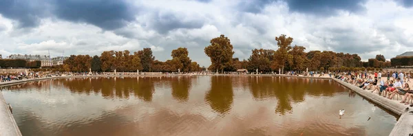 Turistler Bassin Octogonal sakin ol. — Stok fotoğraf