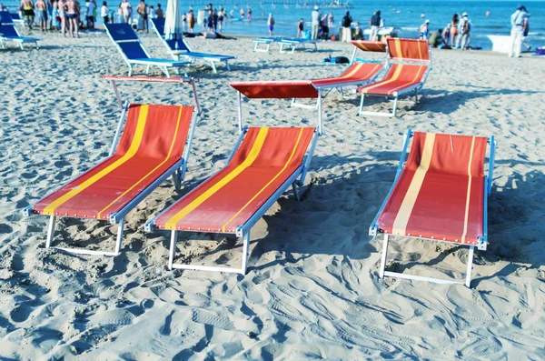 Барвистий пляж стільці — стокове фото