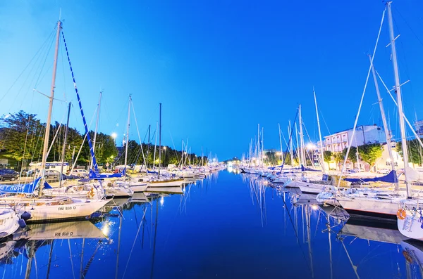 Nattvisning Marina med båtar — Stockfoto