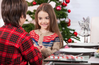 Küçük çocuk kız kardeşi için bir hediye yapmak