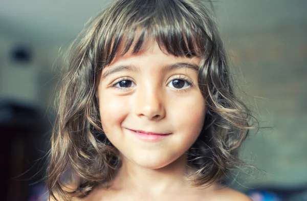 Baby seltsamer Gesichtsausdruck — Stockfoto