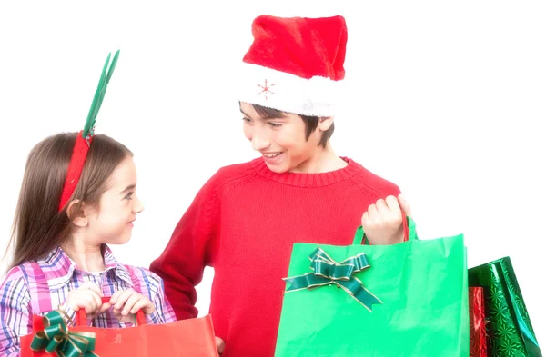 Jeunes enfants avec sacs de Noël — Photo