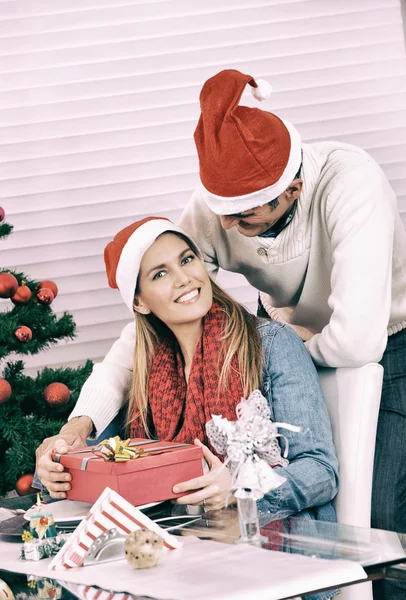 Schönes Weihnachtspaar — Stockfoto