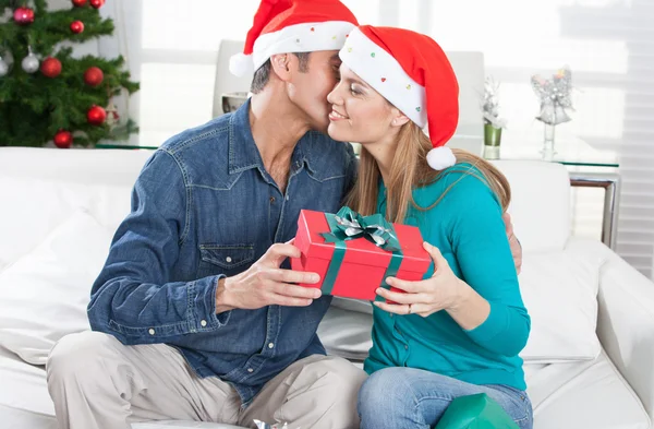 Casal de Natal encantador — Fotografia de Stock