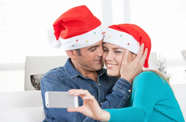幸せな笑みを浮かべて、selfie を作るカップル — ストック写真