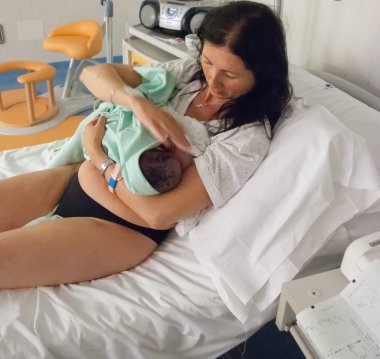 Yeni doğmuş bir bebek için ilk anne anne sütü