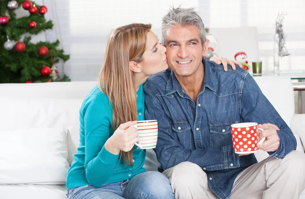 Pareja feliz en casa para Navidad —  Fotos de Stock