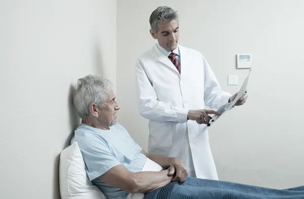 Médico varón explicando prueba médica — Foto de Stock