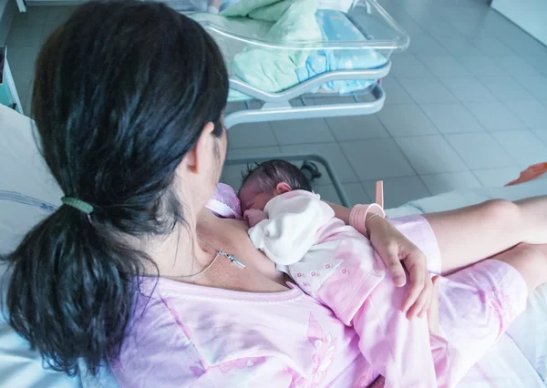 Baby ernährt sich von Mamas Brüsten — Stockfoto